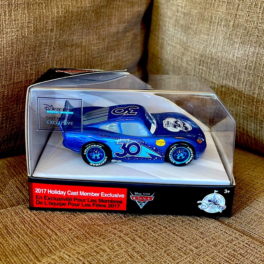 Lightning McQueen 2017 Holiday Cast Member Exclusive New Die cast Cars 3